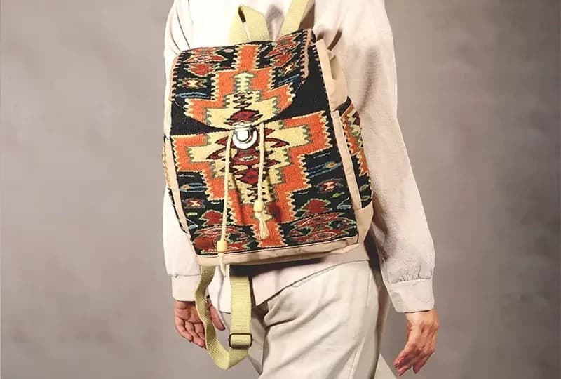 کیف گلیمی دوشی با فرم متعادل و تناسب مناسب برای حرکت روزانه